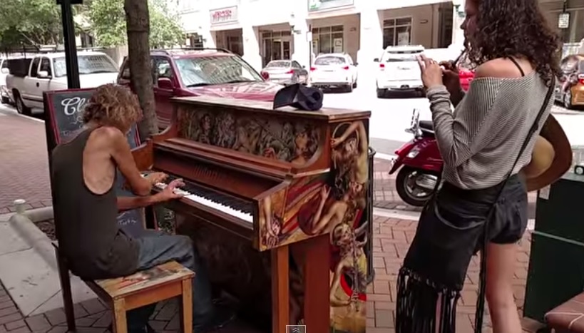 Pianoforte sulla strada, il senzatetto strega i passanti