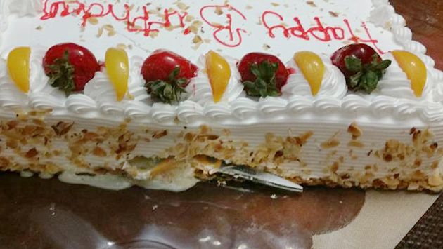 Compleanno con sorpresa, dalla torta spunta un oggetto pericoloso – Video