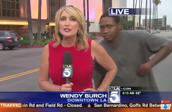 Alle sue spalle sbuca un uomo, la reazione della reporter è esilarante