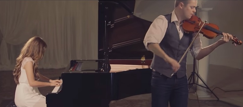 Trasformano un brano classico in modo spettacolare con pianoforte e violino