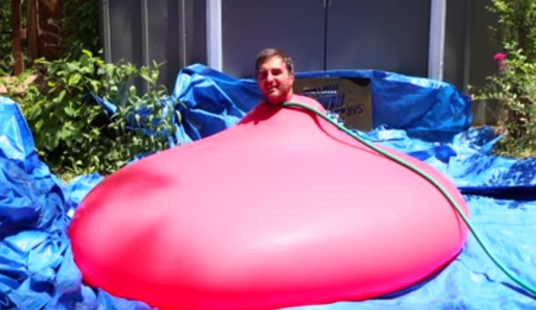 Stati Uniti, ecco il gavettone umano – Video