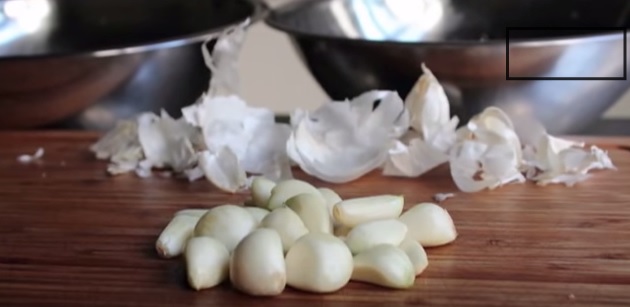 Come sbucciare l’aglio in soli 20 secondi – Video