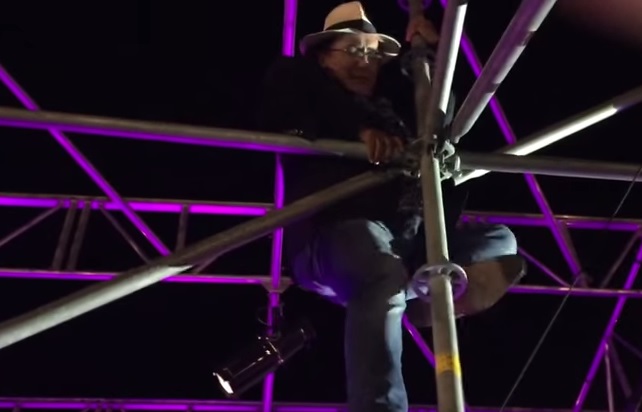 Al Bano-acrobata, a fine concerto si arrampica su un traliccio