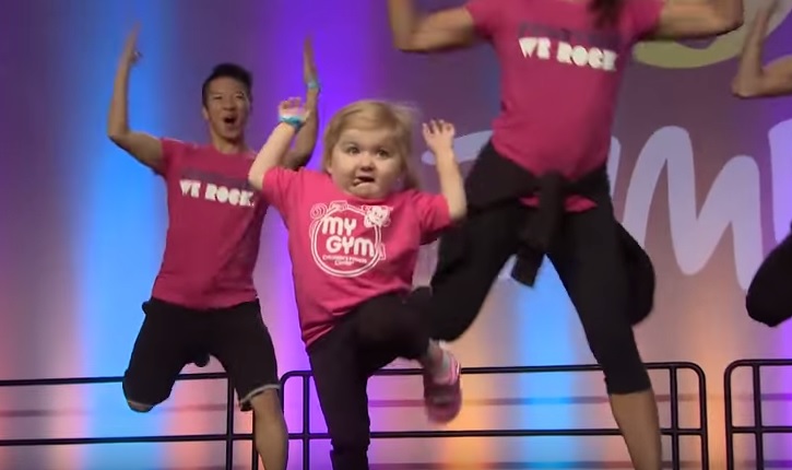 La piccola Audrey ruba la scena ai ballerini alla convention di Zumba