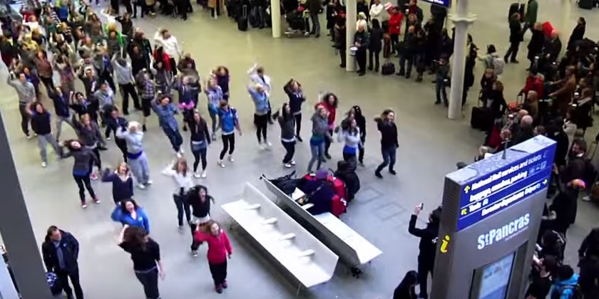 Londra, in stazione un uomo sbuca improvvisamente dalla folla e …