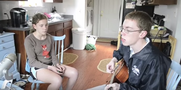 Sembrano due ragazzini timidi e impacciati, vi lasceranno senza parole