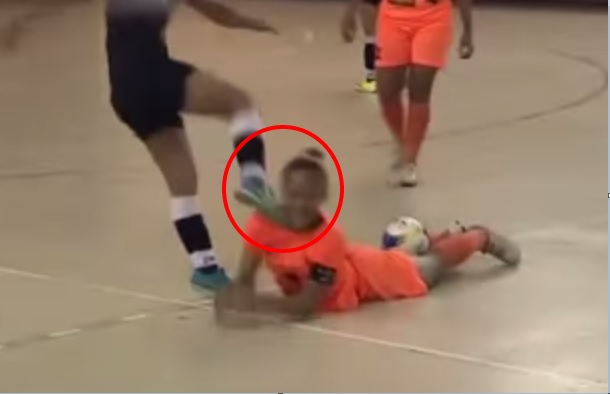 Calcio in faccia all’avversaria, scoppia la rissa – Video