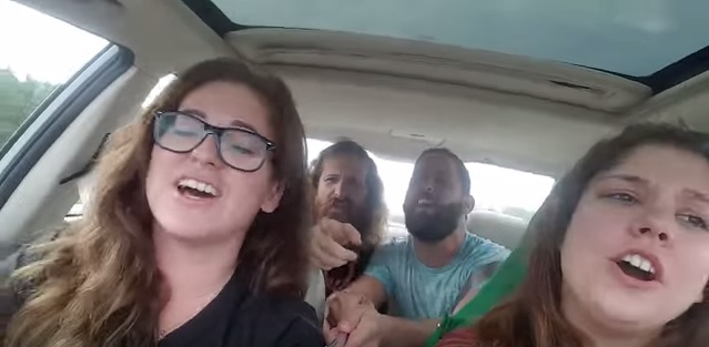 Si filmano in auto mentre cantano, un attimo dopo lo schianto