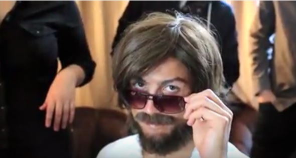 Chi si nasconde sotto questa barba finta? Non crederete ai vostri occhi