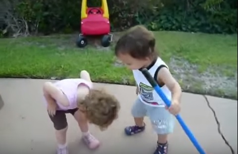 La bimba ha il ginocchio “sbucciato”, la cura dell’amichetto è miracolosa