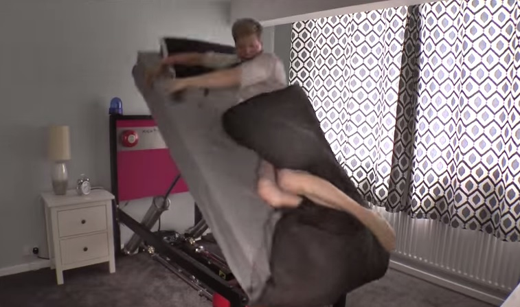 Fai fatica ad alzarti la mattina? Ecco il letto catapulta – Video