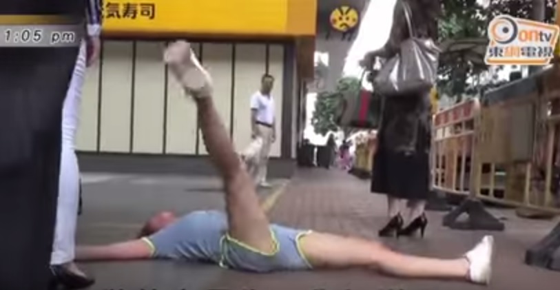 Mollata dal fidanzato con un sms, la sua reazione è pazzesca – Video