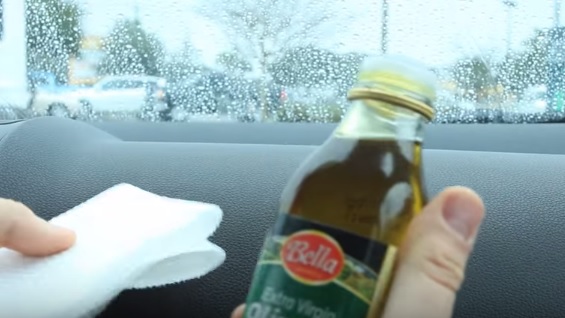 Versa olio d’oliva sugli interni dell’auto, il risultato è sorprendente