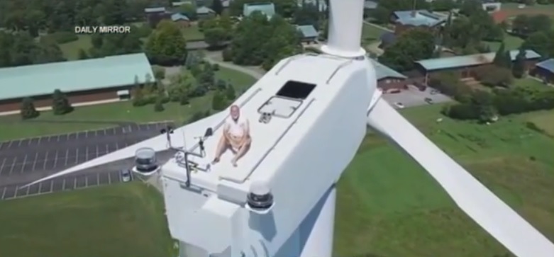Prende il sole su una pala eolica alta 60 metri – Video