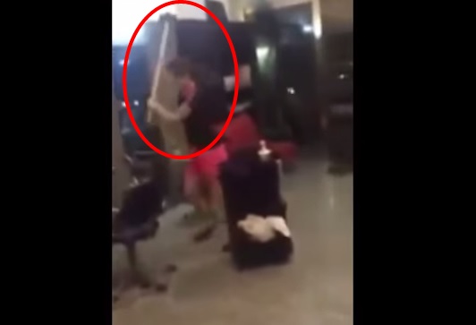 “Il taglio non mi piace”: distrugge il negozio del parrucchiere a martellate