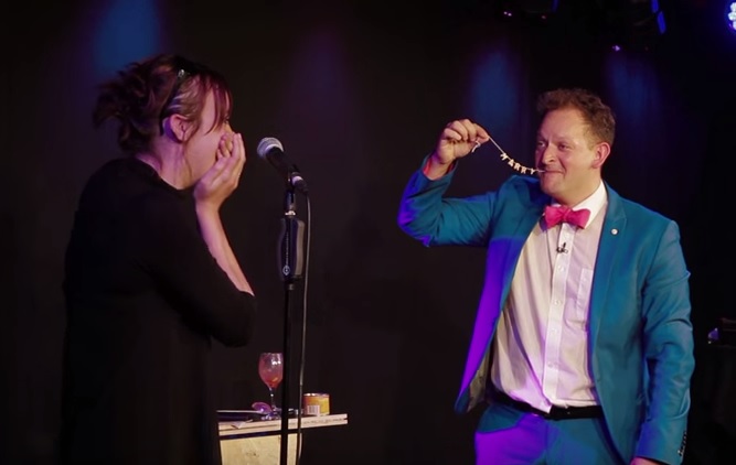 “Vuoi sposarmi?”, la proposta di matrimonio è “magica” – Video