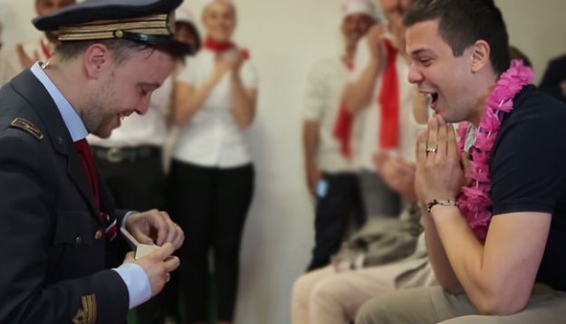 “Vuoi sposarmi?”, la proposta a bordo dell'”aereo più pazzo del mondo”