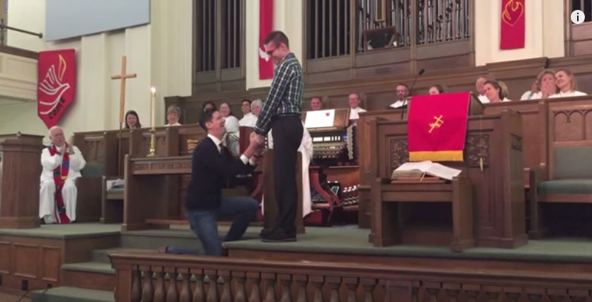 Nozze gay, la proposta in chiesa…e il pastore applaude