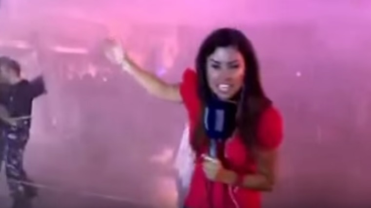 Libano, giovane reporter picchiata dalla polizia – Video