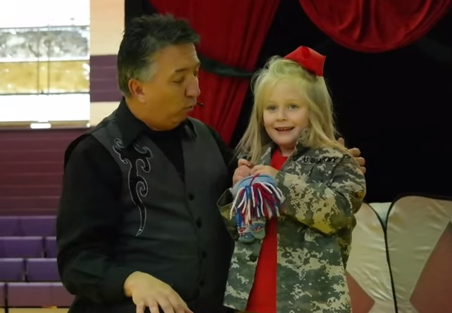 Lo spettacolo di magia si conclude con una sorpresa speciale – Video