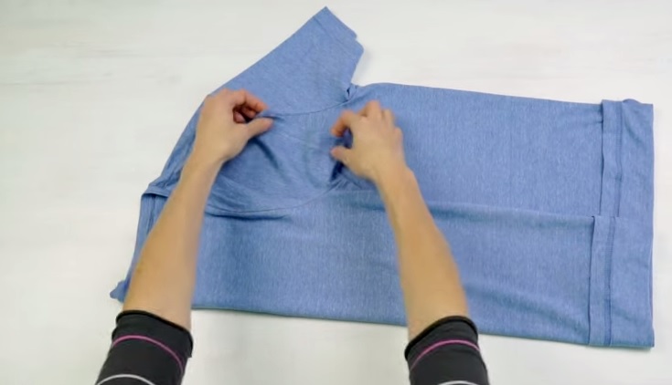 Come piegare una t-shirt risparmiando spazio ed evitando le pieghe