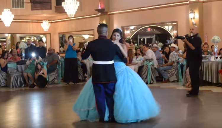 Padre e figlia ballano alla festa, la coreografia è spettacolare