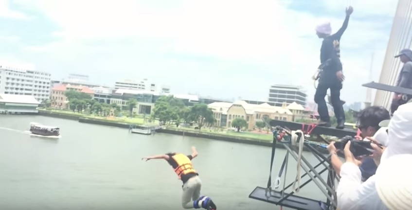 Bungee jumping dal ponte finisce male – Video