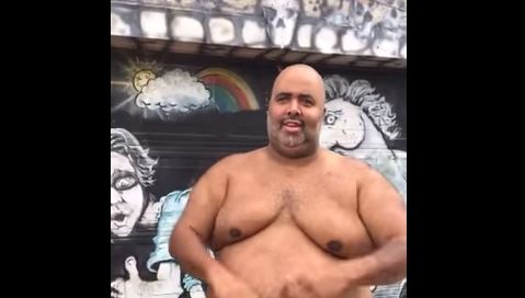 Obeso nasconde pistola tra le pieghe della pancia – Video