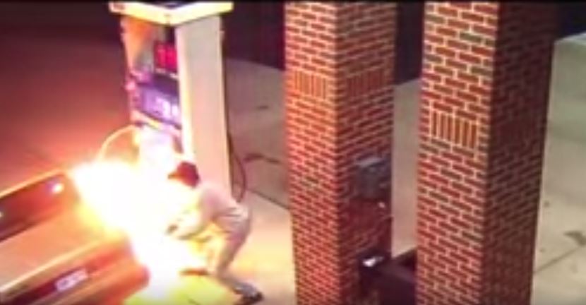 Brucia un ragno con l’accendino e dà fuoco alla pompa di benzina – Video