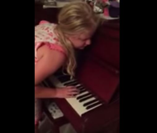 Isabelle, la ragazzina sonnambula che dorme e suona il piano – Video
