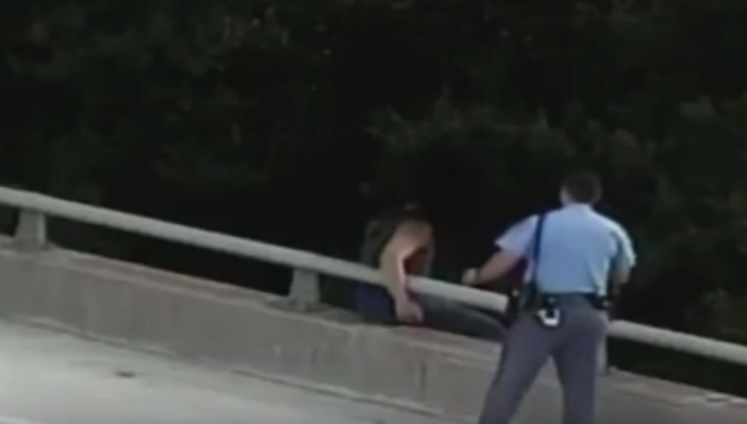 Poliziotto salva aspirante suicida con un abbraccio – Video