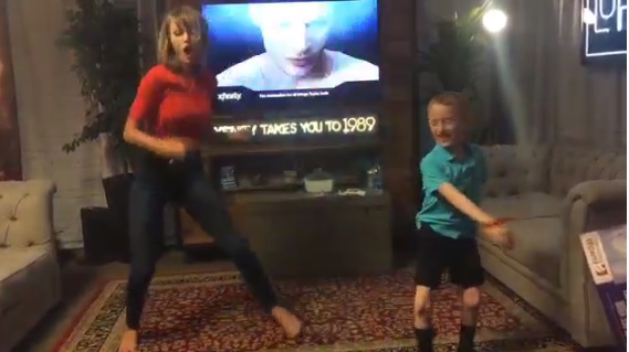 Taylor Swift balla “Shake It Off” con un piccolo fan, il video è virale