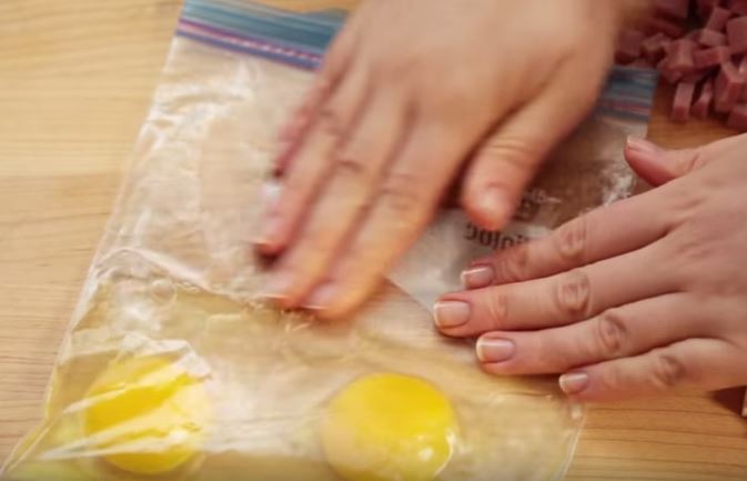 Mette delle uova in una busta per alimenti, il risultato è delizioso