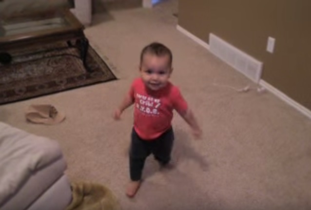 Questo bambino inizia a ballare la salsa, guardate attentamente i suoi piedi