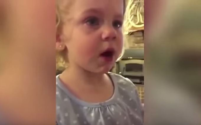 Mai contraddire una bimba innamorata, ecco il video più dolce del web
