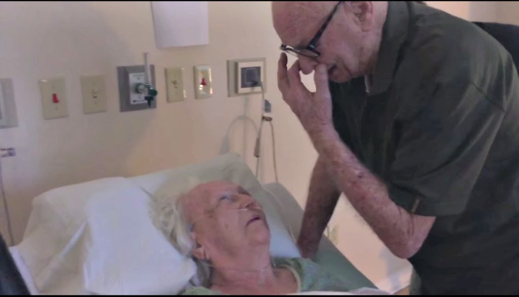 La moglie sta morendo, il marito 92enne le canta una canzone d’amore