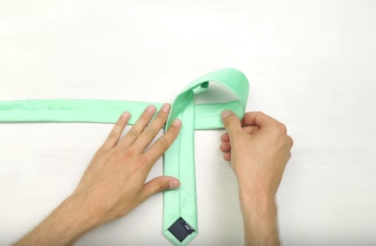 Come annodare la cravatta in 10 secondi – Video