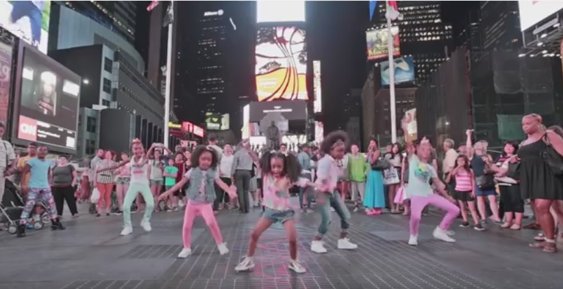 Madre e figlia organizzano flash mob di danza a New York