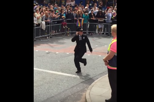 Donna poliziotto balla ”Footloose” al Gay Pride di Manchester – Video