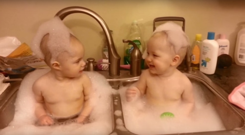 Il bagnetto dei gemellini nel lavello è virale – Video