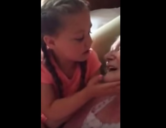 La nonna soffre di demenza senile, quello che fa la nipotina è commovente