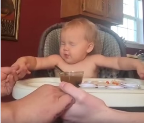 “E’ il momento di pregare”, la reazione della bimba vi lascerà senza parole