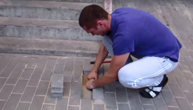 Sepolta viva dagli operai, salvata dopo due giorni – Video