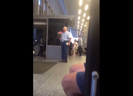 Anziano attende la moglie con un mazzo di fiori, il video è virale