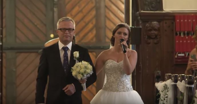 L’ingresso in chiesa della sposa è spettacolare – Video
