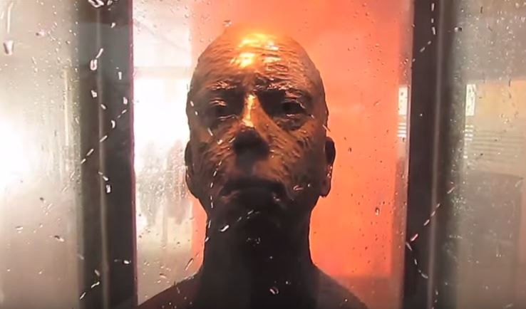 “Non guardate la statua negli occhi”… ma nessuno dà retta al divieto – Video