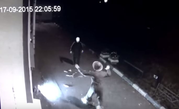 Si veste da zombie per scherzo ma gli sparano ad una gamba – Video