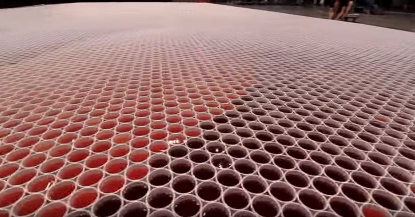 Posiziona sul pavimento 66mila bicchieri, il risultato finale è mozzafiato