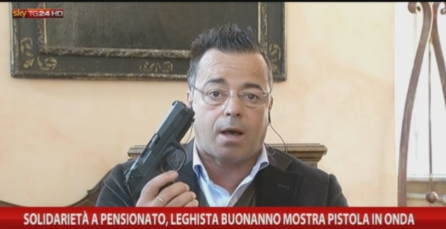 “Metta giù la pistola”, il leghista Buonanno armato in tv