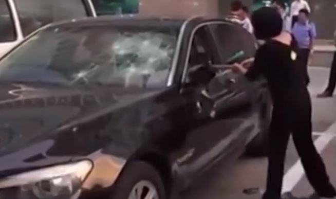 Torna a casa e trova il marito con l’amante: distrugge casa e Maserati